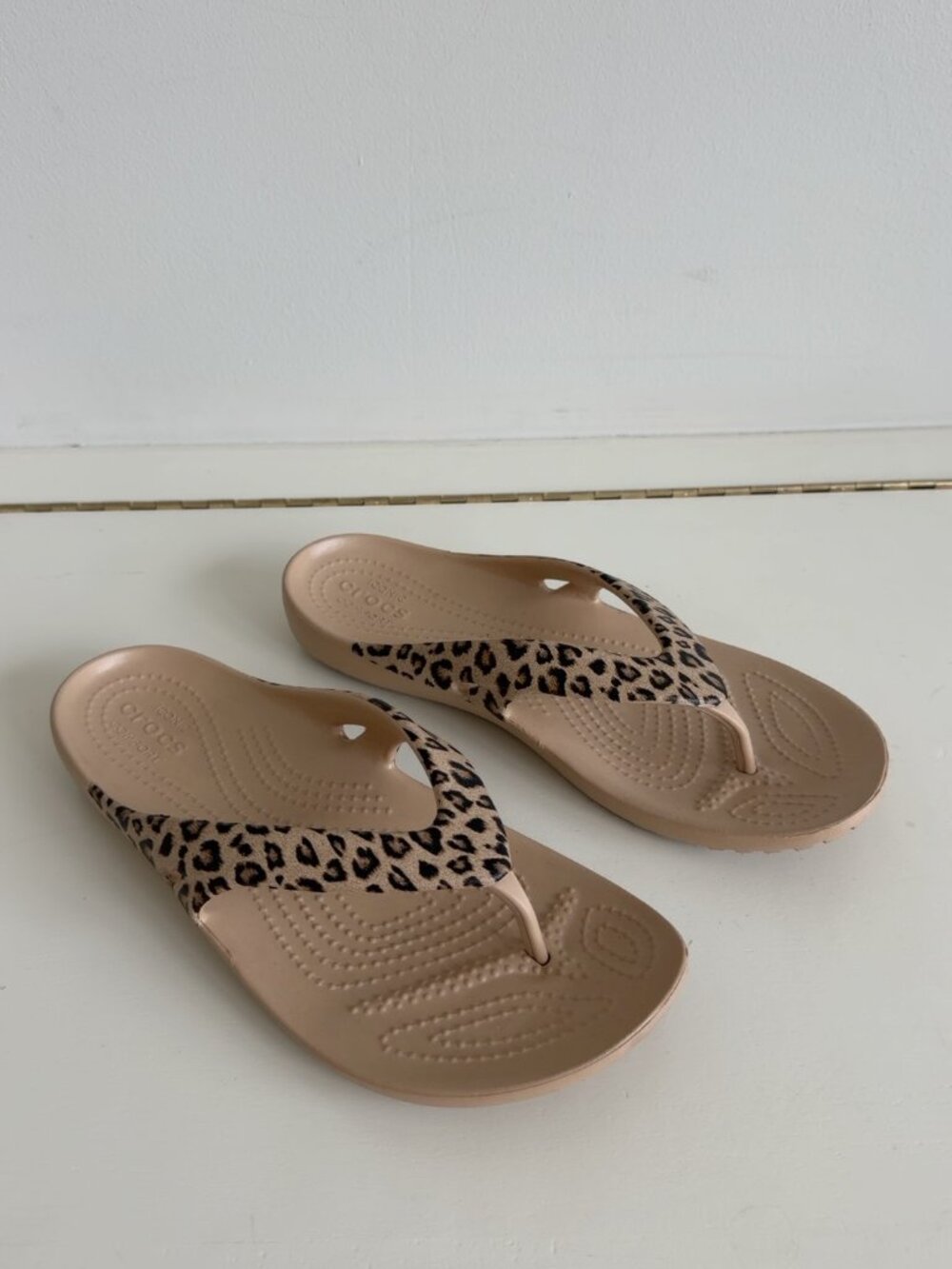 CROCS Women’s 7 Leopard Print Kadee II Flip Flops Sandals NWOT